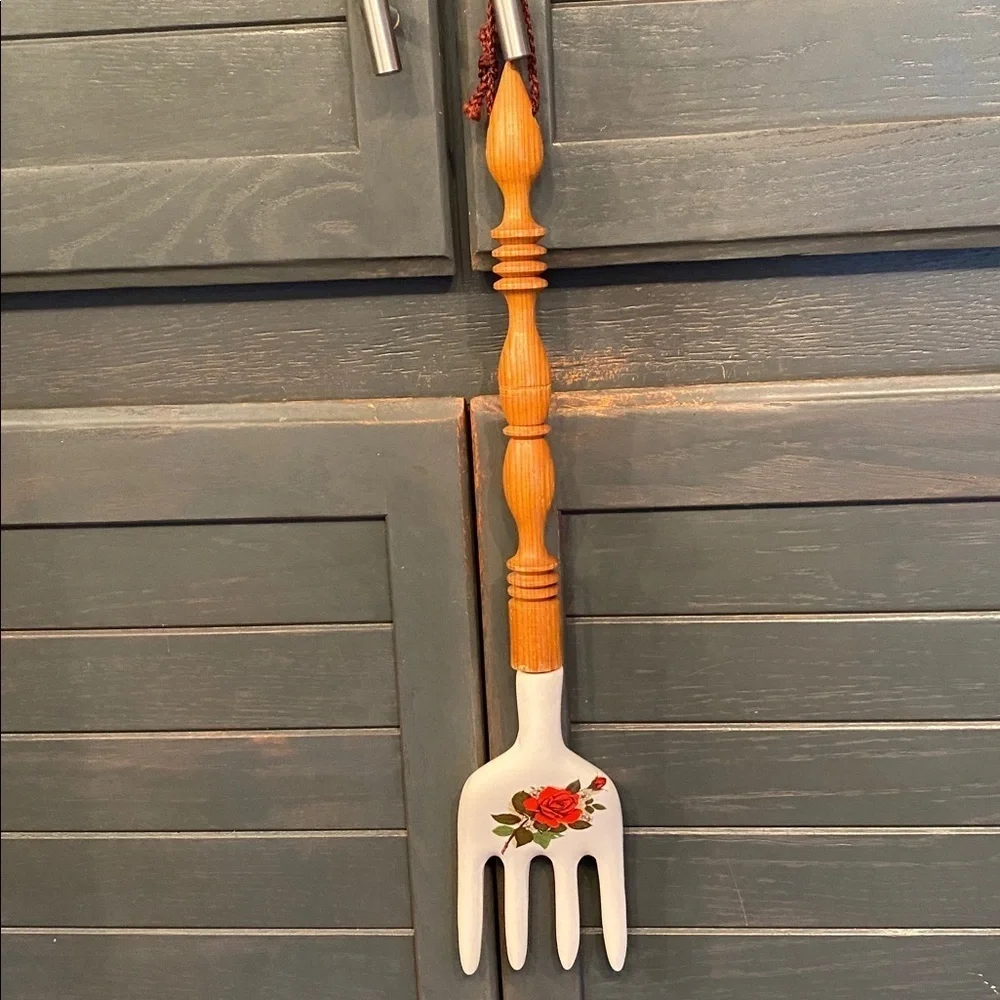 Vintage Wooden Utensil Set with Floral Design - Picture 5 of 16